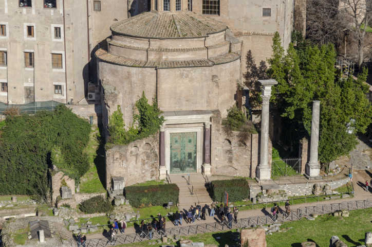 53 - Italia - Roma - Foro Romano - templo de Romulo